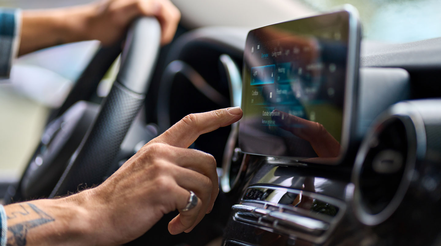 Clés de voiture posées sur un comptoir à côté d'un smartphone, ambiance quotidienne de maison
