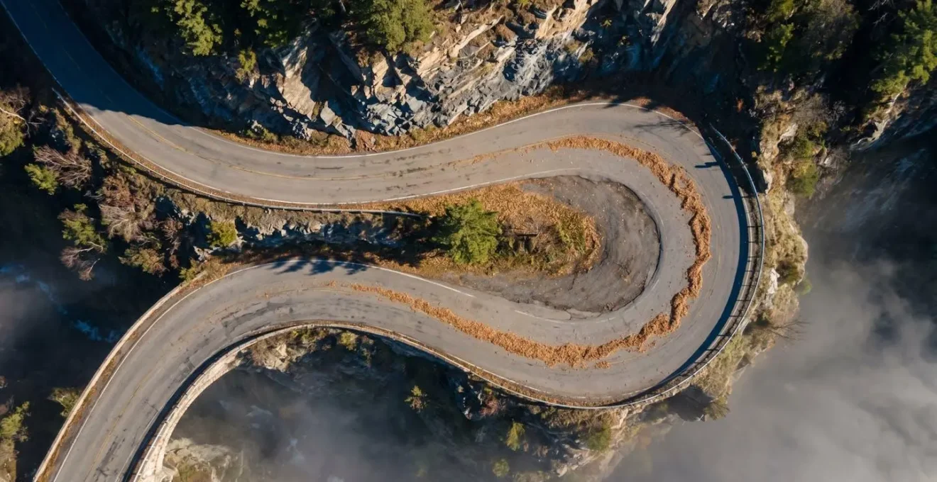Vue aérienne d'un virage serré montrant la trajectoire sécurisée optimale